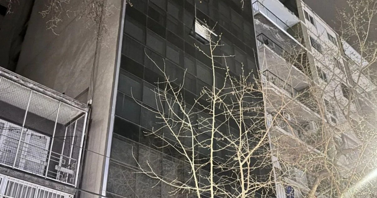 Una mujer murió tras caer de un quinto piso en pleno centro de Mendoza: detuvieron a su pareja
