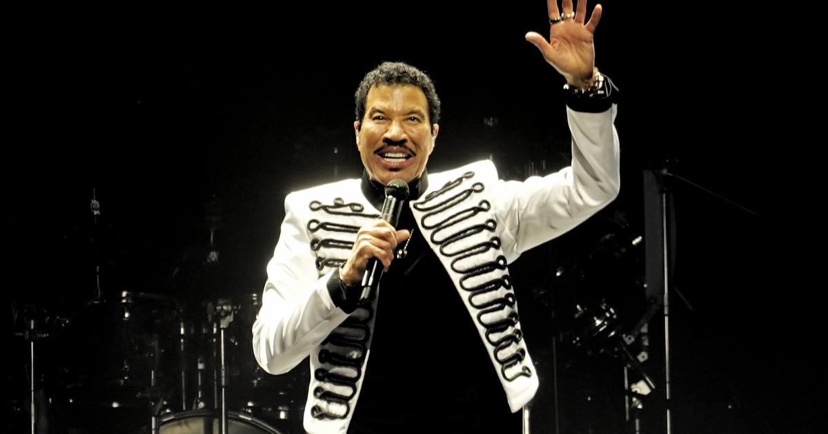 Lionel Richie fue internado en terapia intensiva tras tener dificultades para terminar de pie un show