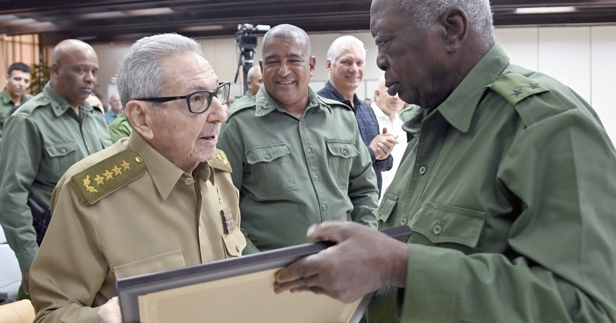 Tras los rumores sobre su estado de salud, Raúl Castro reapareció a los 95 años en un acto militar en Cuba