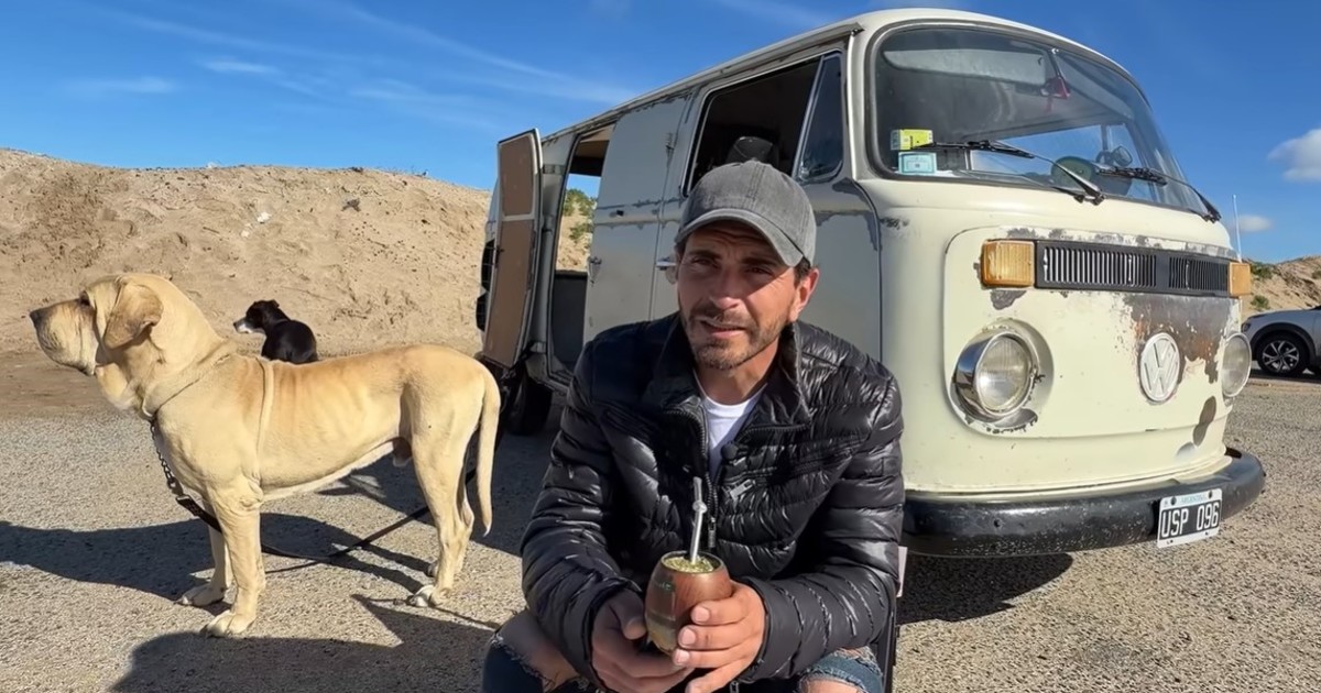El argentino que viaja con un saxofón y dos perros: «No me sentía cómodo ni feliz con la vida. Ahí apareció la camioneta y decidí meterme en esta locura»