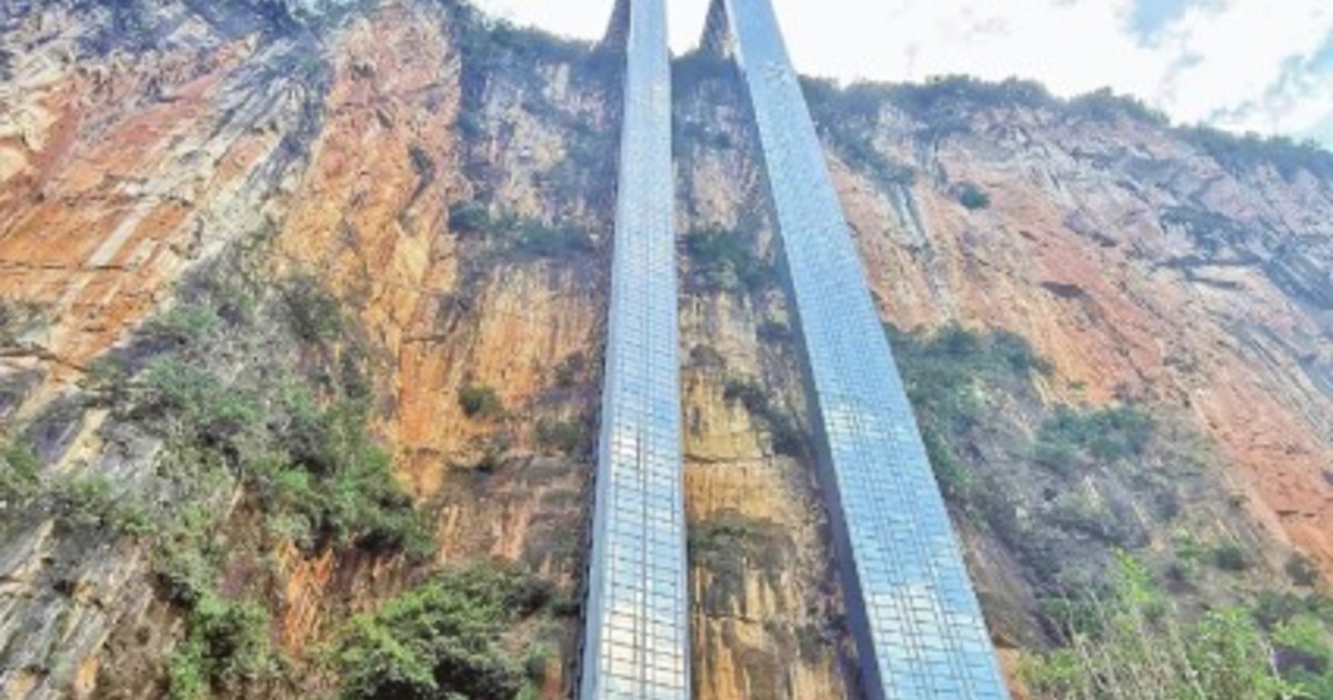 China construyó un ascensor en la roca de 288 metros de altura para que los niños lleguen al colegio China construyó un ascensor en la roca de 288 metros de altura para que los niños lleguen al colegio