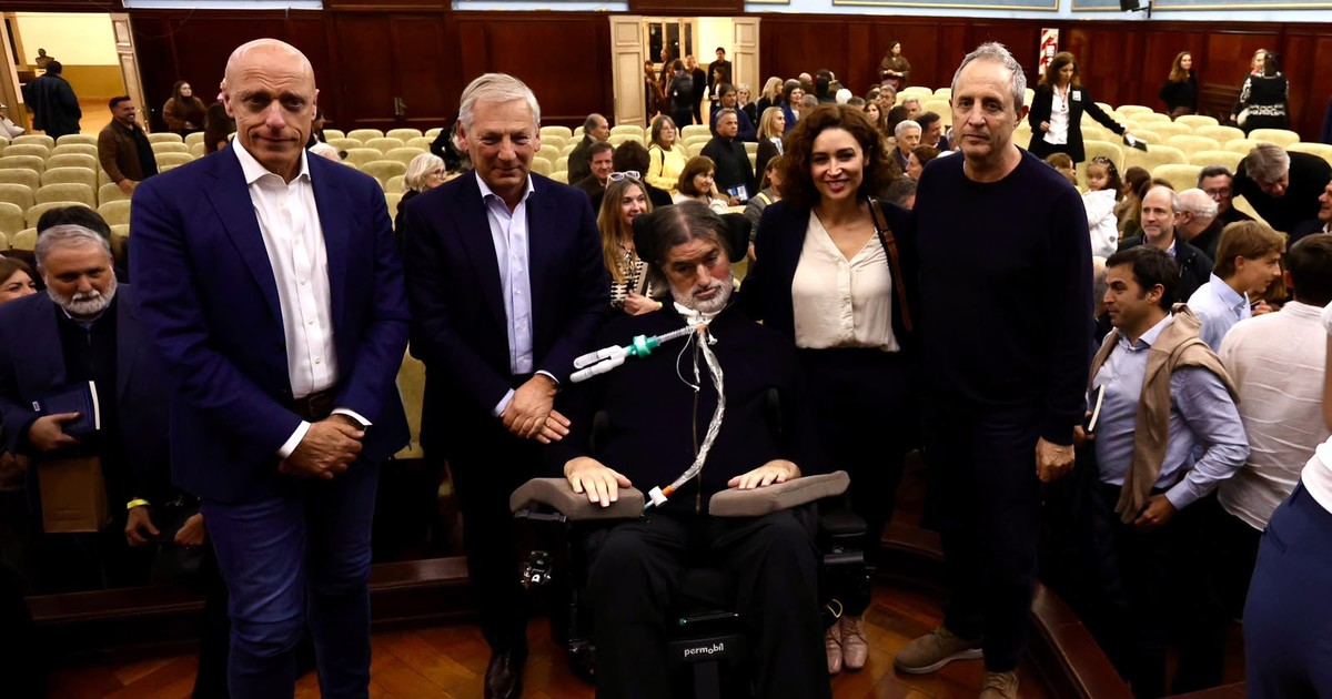 Esteban Bullrich presentó su nuevo libro en la UBA, rodeado de periodistas y dirigentes políticos