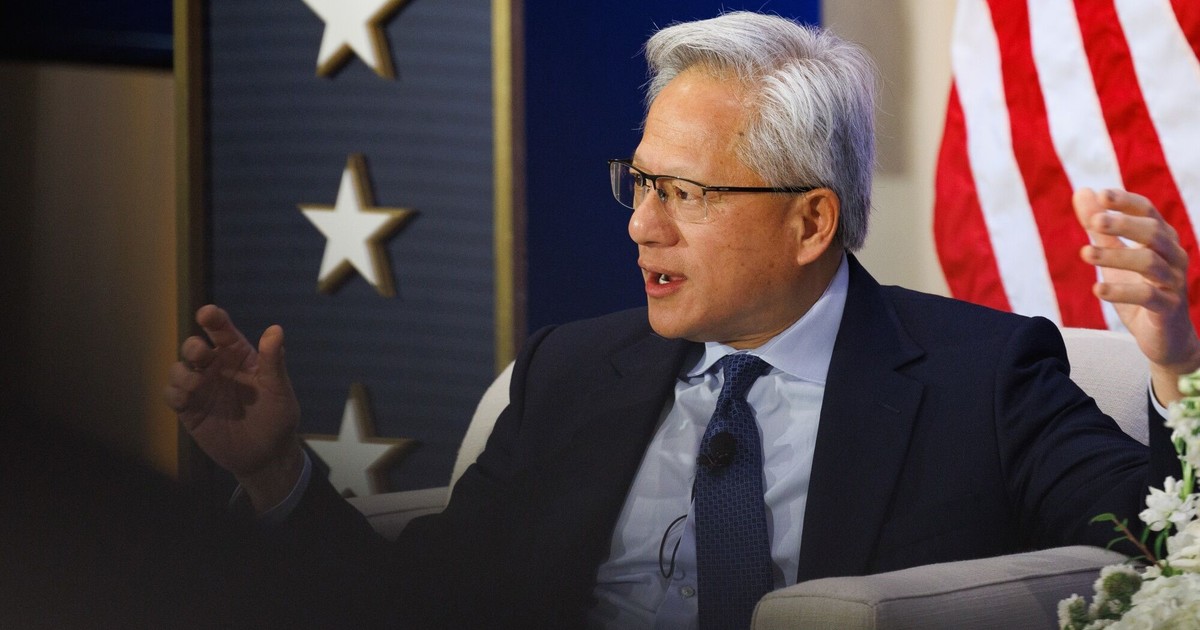 El CEO de Nvidia dijo que las predicciones apocalípticas sobre la IA “son inventadas” y Trump lo llamó en vivo