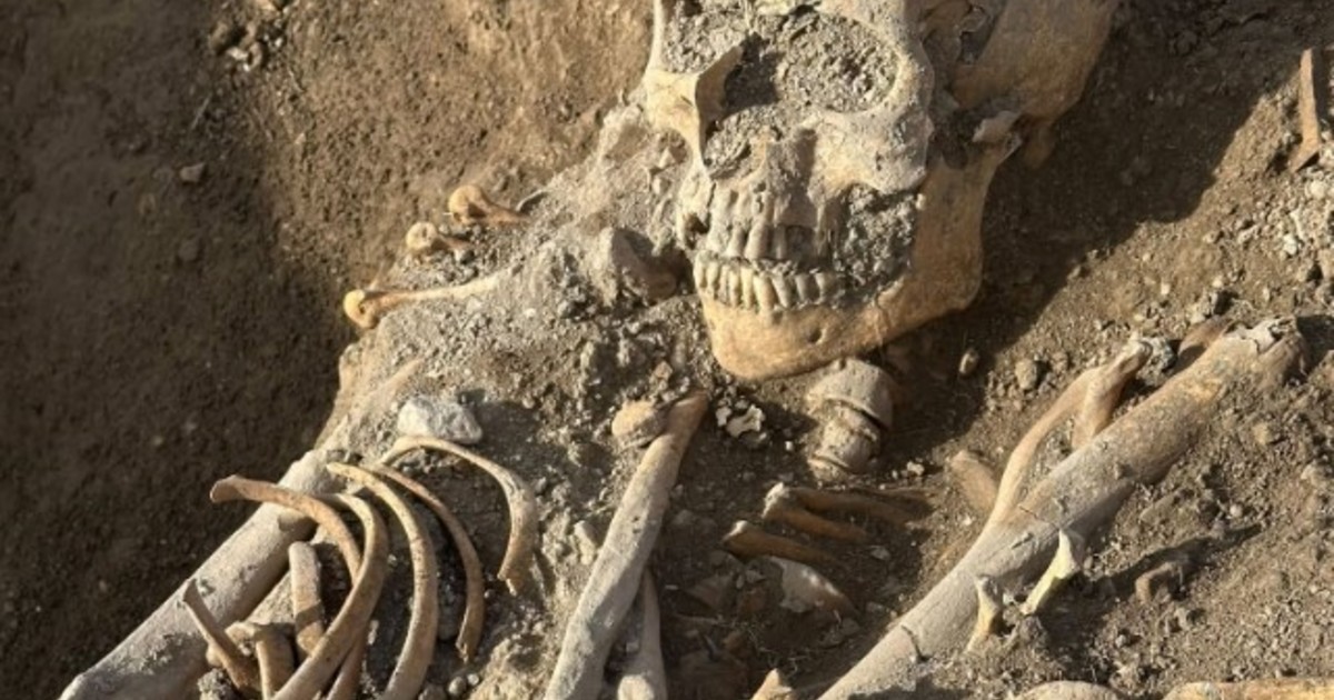 Hallaron los restos de una madre abrazando a su pequeño hijo en la excavación de un cementerio medieval Hallaron los restos de una madre abrazando a su pequeño hijo en la excavación de un cementerio medieval