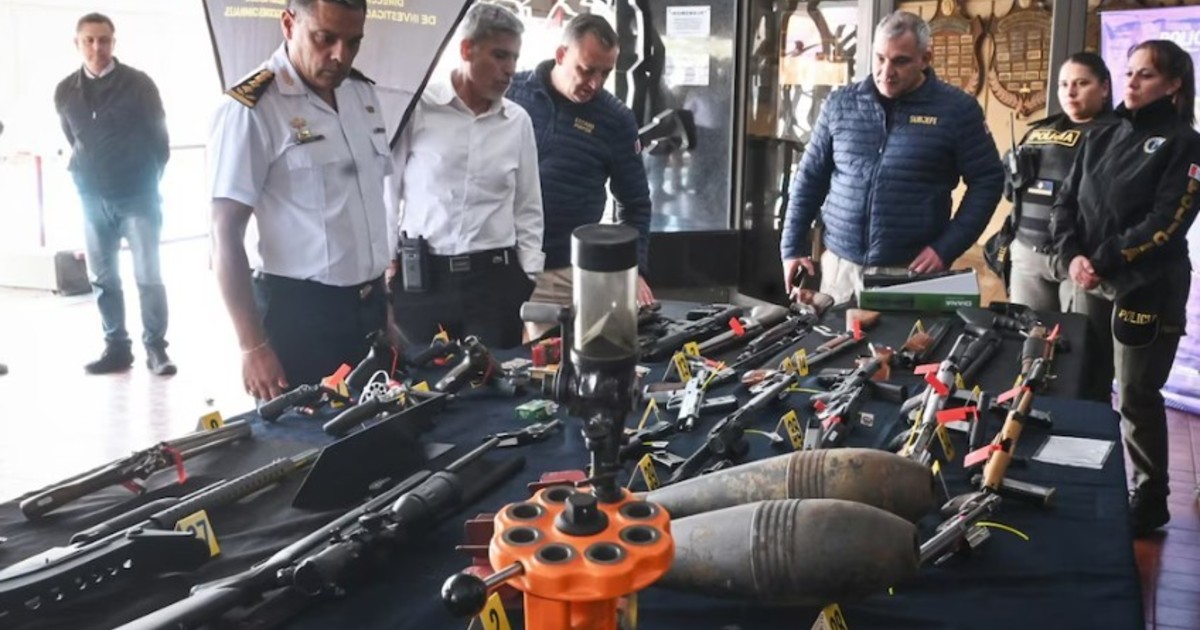 Córdoba: detuvieron a 12 personas e incautaron un arsenal en un megaoperativo por venta ilegal de armas en redes sociales y apps