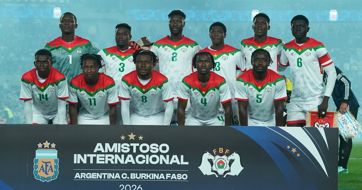 Se terminó la odisea de Burkina Faso: tras la goleada se fueron de Argentina con miles de fotos, ovación de los hinchas y canje de camisetas Se terminó la odisea de Burkina Faso: tras la goleada se fueron de Argentina con miles de fotos, ovación de los hinchas y canje de camisetas