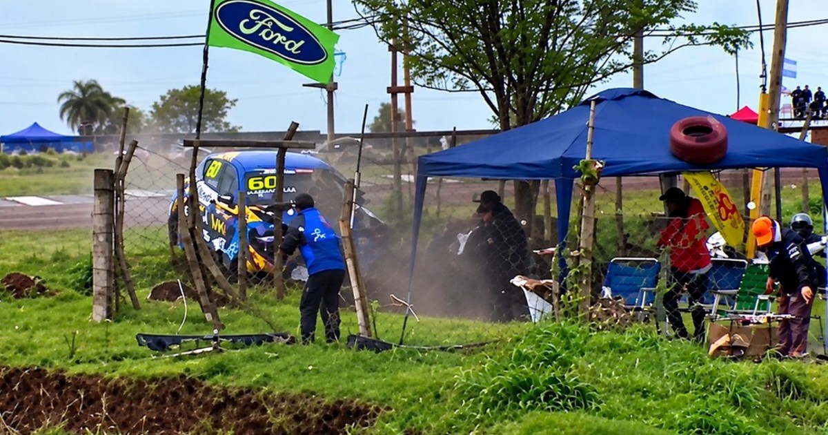 Accidente y milagro en el TCR South America: un auto chocó contra la contención, voló una rueda y le pegó a un hombre que hacía un asado Accidente y milagro en el TCR South America: un auto chocó contra la contención, voló una rueda y le pegó a un hombre que hacía un asado