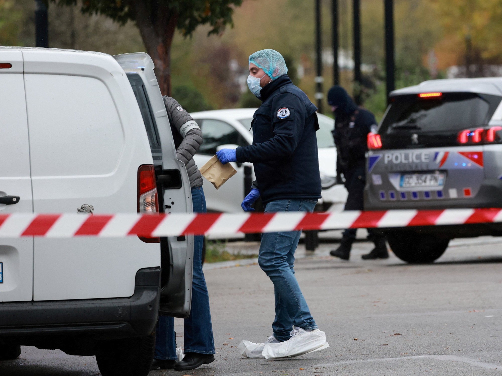Ataque en las afueras de París: un hombre disparó desde un auto, mató a una persona e hirió a cuatro