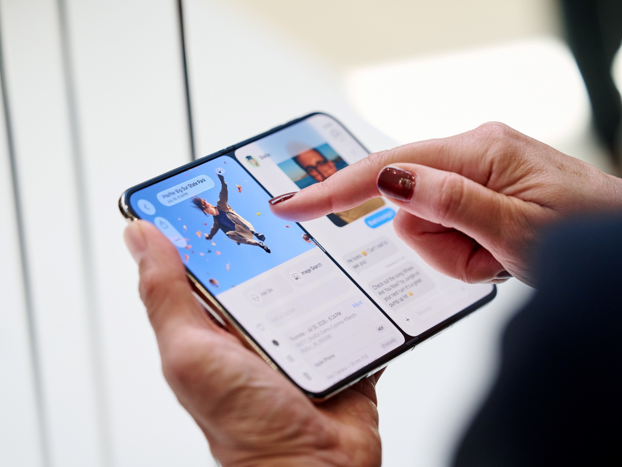 El iPhone Duo salió a la venta entre críticas: por qué el primer plegable de Apple no convence a todos