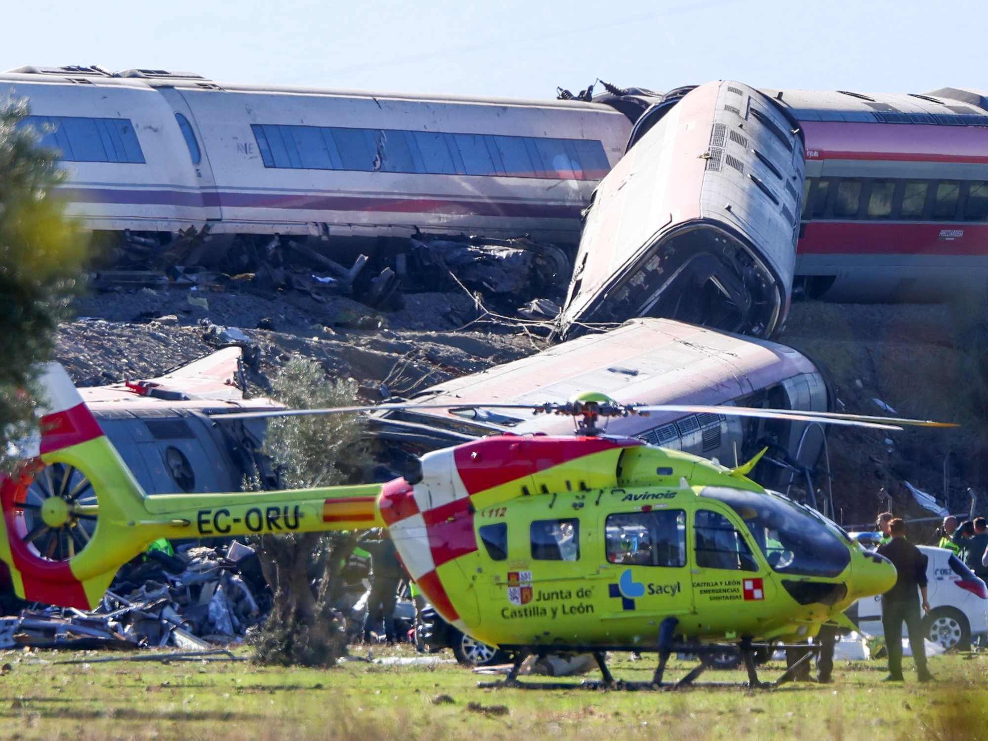 Choque de trenes en España: la cifra de muertos llega a 69, buscan restos con perros y hubo protestas contra el ministro de Transporte