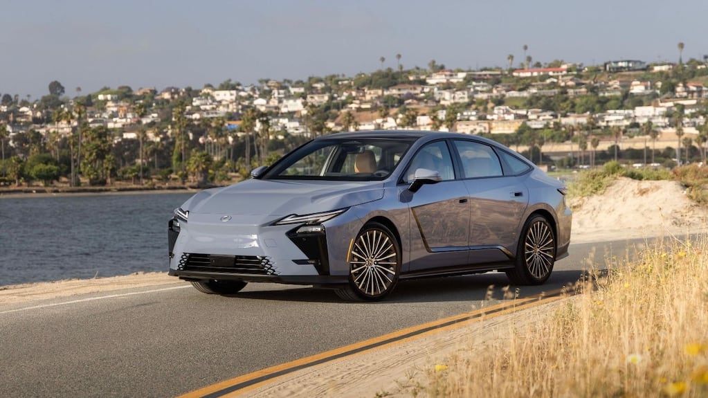 Lexus lanzó en la Argentina la octava generación del sedán ES, en versiones híbrida y eléctrica