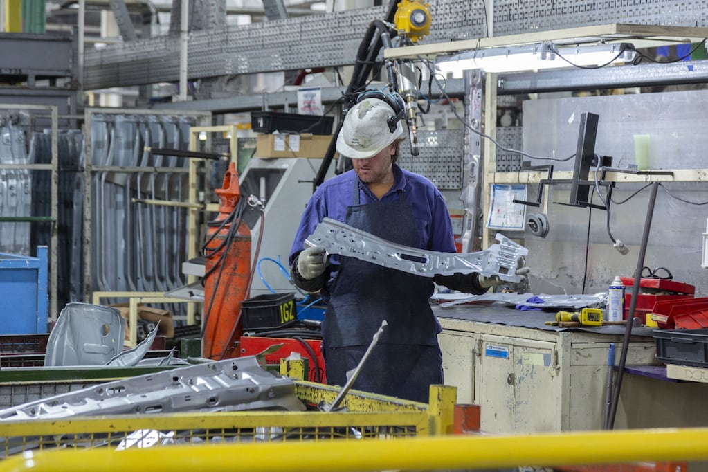 La industria cayó en septiembre y acumula una baja de 2,8% en nueve meses, según la UIA