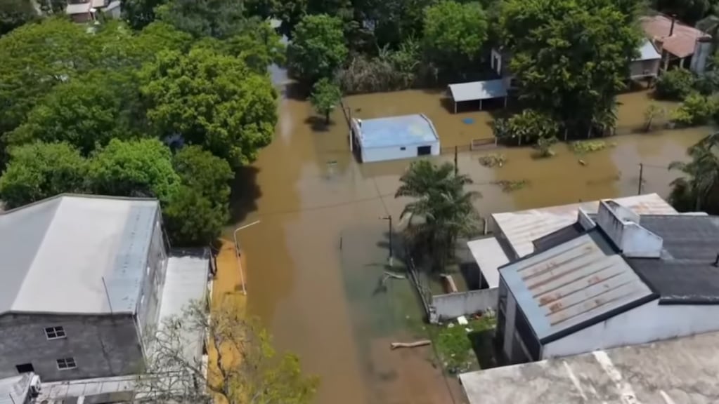 Inundaciones en Corrientes: el Paraná desbordó la costanera de Paso de la Patria y un adolescente está grave tras ser mordido por una cascabel
