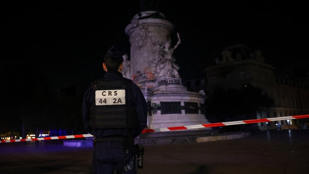 Francia: París cumple su tercera noche de toque de queda y la CGT convocó a una huelga general