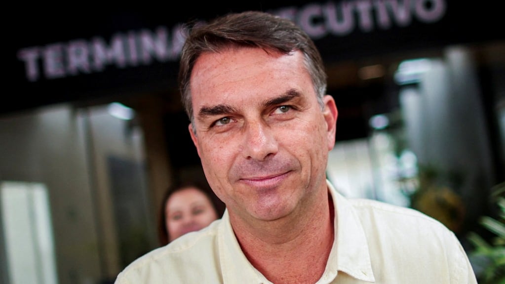 Flávio Bolsonaro dejó Brasil y viaja a Estados Unidos, donde pedirá asilo político, según Reuters y su partido