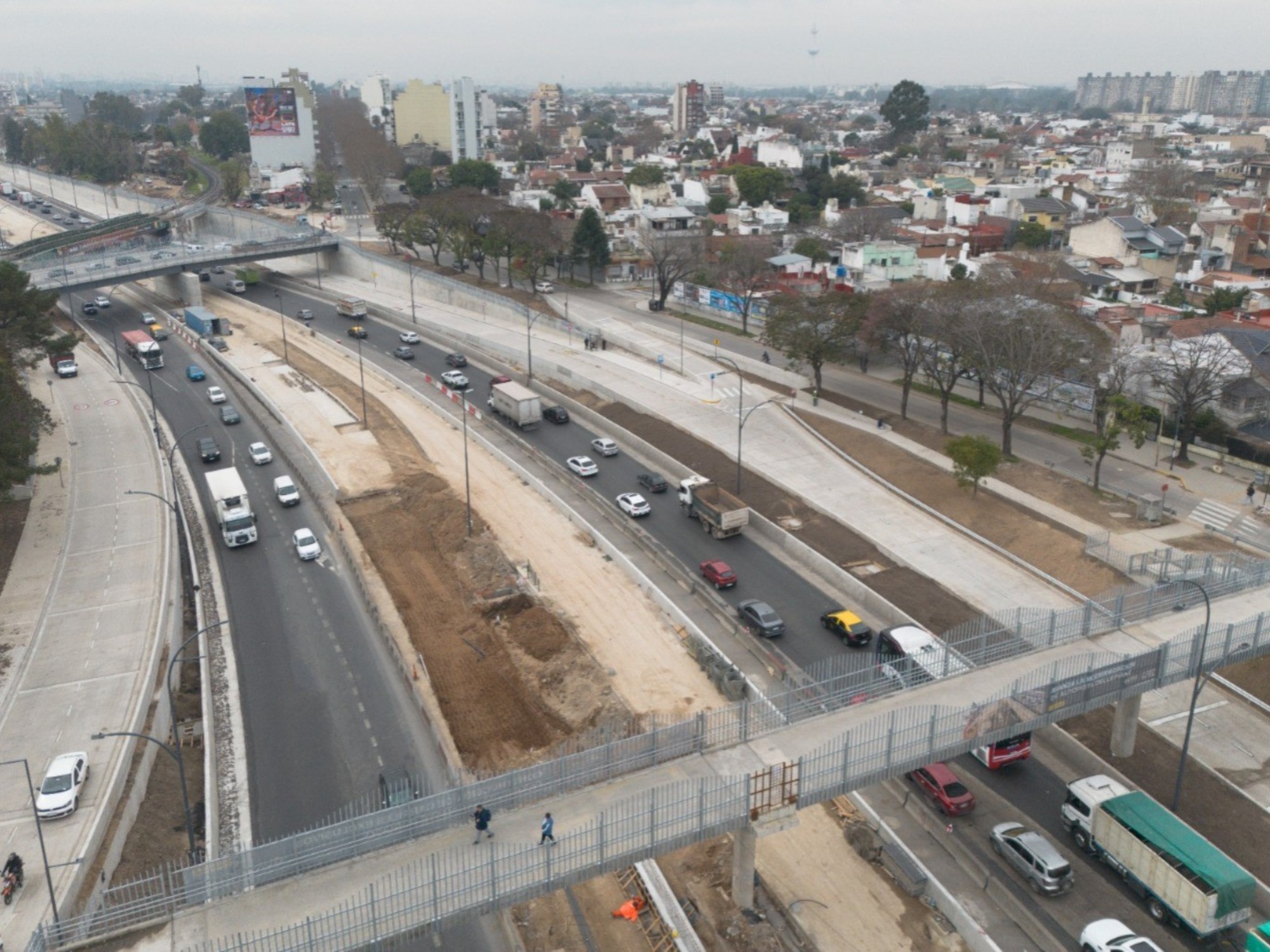 Fin de semana largo con cortes: la Dellepiane cerrada, sin trenes Mitre y Sarmiento y una carrera de ciclismo en la Ciudad