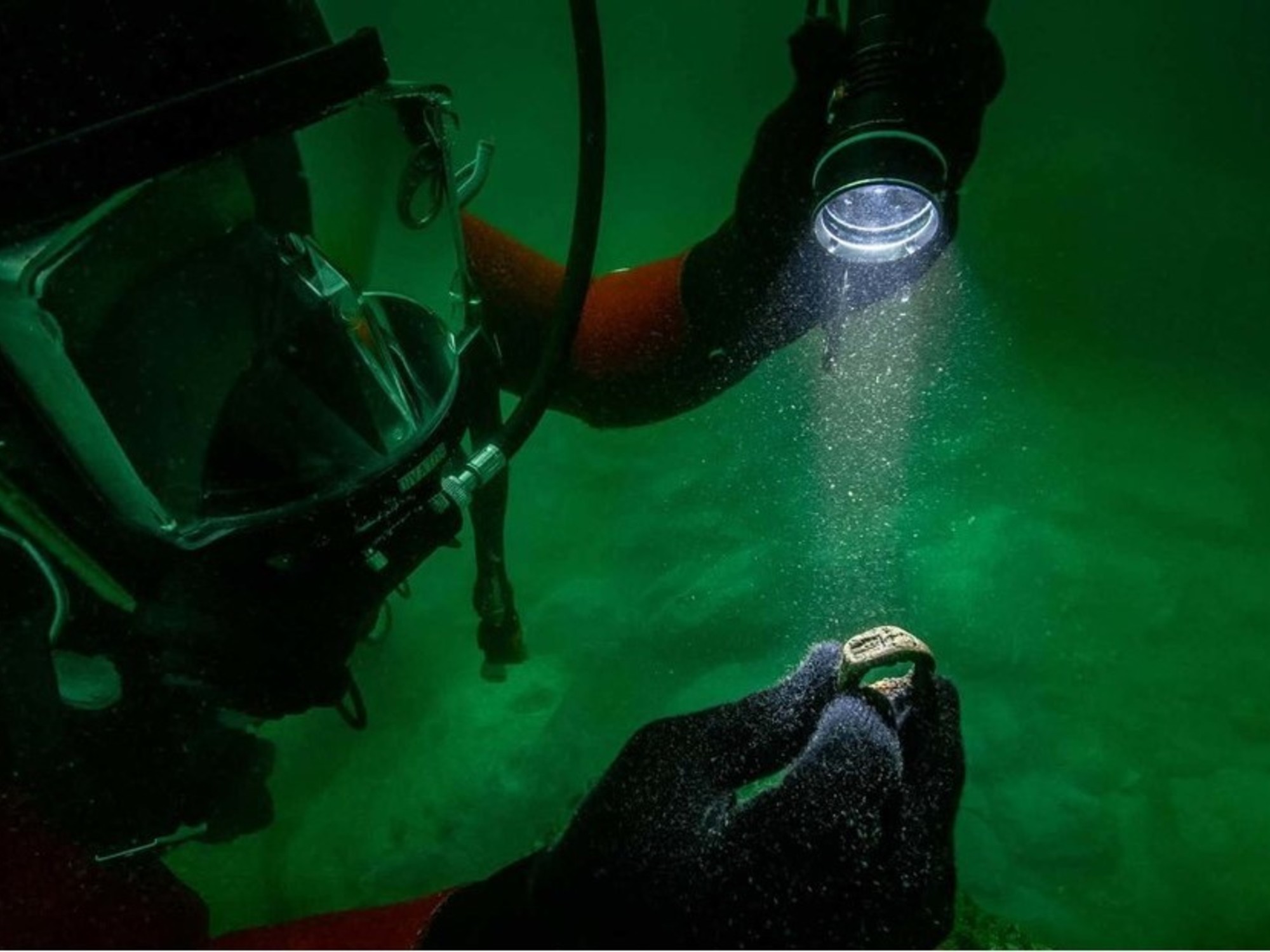 Hallaron en el mar de Alejandría un anillo de 2000 años con la imagen del Faro, una de las siete maravillas