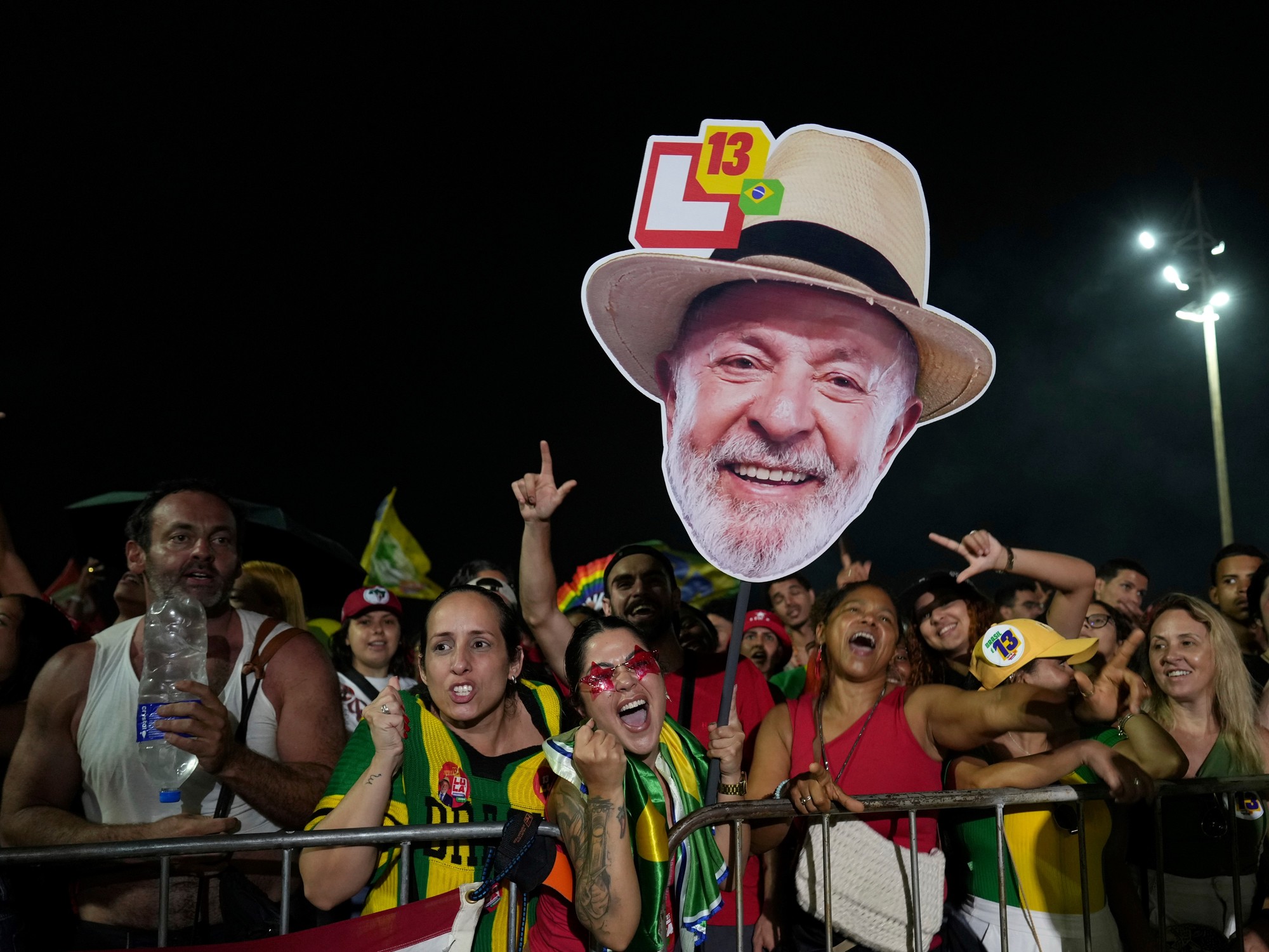 Brasil: Lula adelantó el pago del Bolsa Familia con aumento a una semana del balotaje y estalló la polémica con Bolsonaro