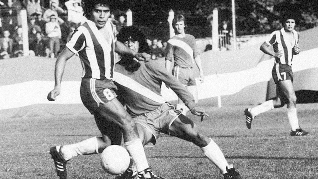 Se cumplen 50 años del debut de Maradona: entró con 15 años, tiró un caño en su primera pelota y nació el mito