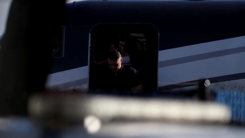 Flávio Bolsonaro llegó a Estados Unidos: aterrizó en Miami tras volar desde Iguazú con escala en Guayaquil