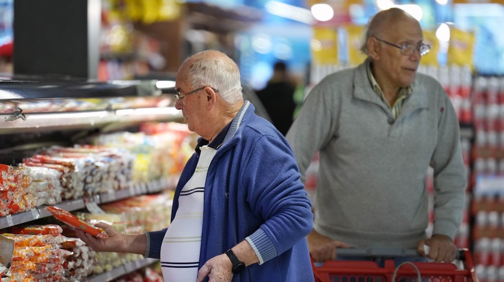 Jubilaciones, AUH y asignaciones de ANSES aumentarán 1,9% en noviembre: cuánto se cobrará