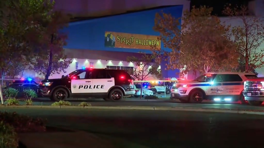 Un muerto y seis heridos en un tiroteo dentro de una tienda de Halloween en California