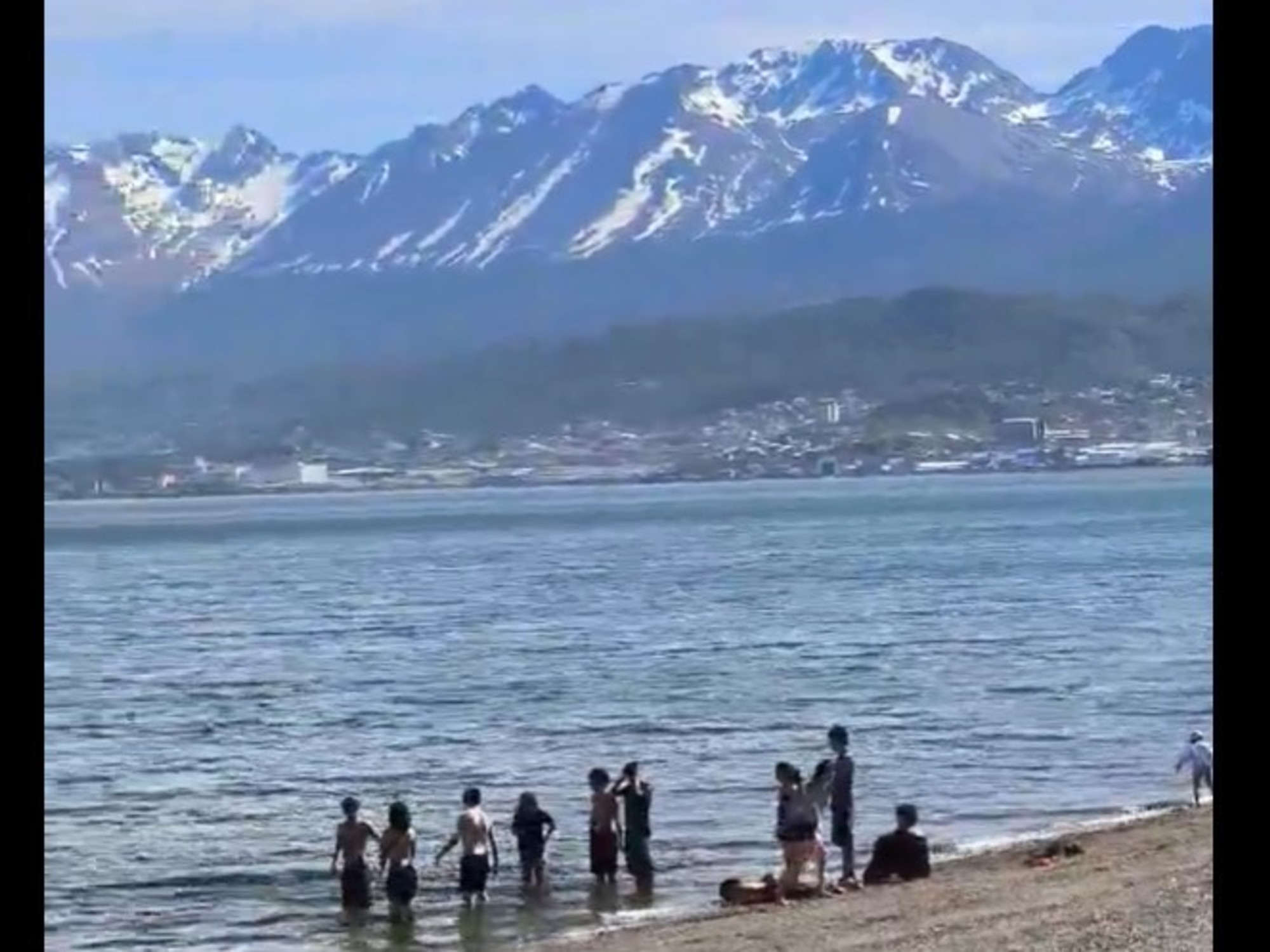 El país al revés: Ushuaia superó los 21 grados y la gente fue a la playa, mientras Buenos Aires tiritaba de frío