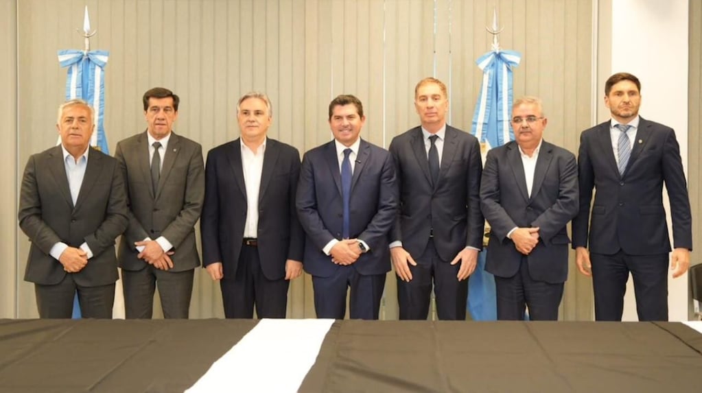 Santilli continúa con las reuniones con gobernadores para apuntalar la reforma electoral en el Congreso.