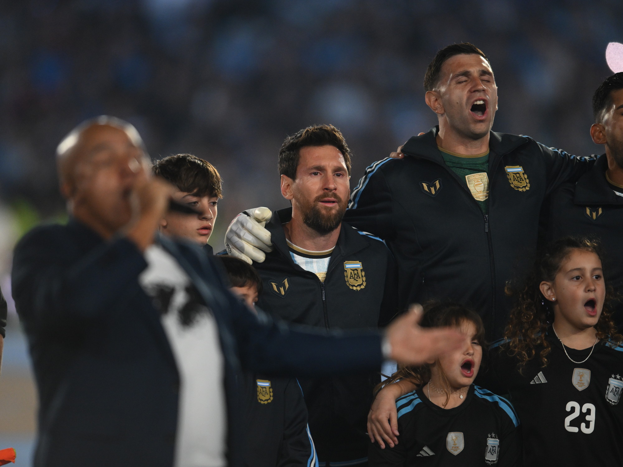 El Dibu y el Cuti lo gritan con todo, Leo no puede.