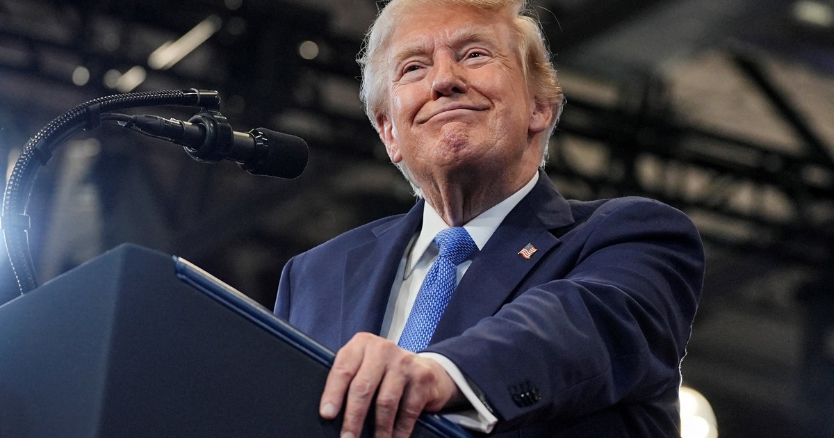 Trump abre el acceso al diésel rojo libre de impuestos ante el alza de los combustibles